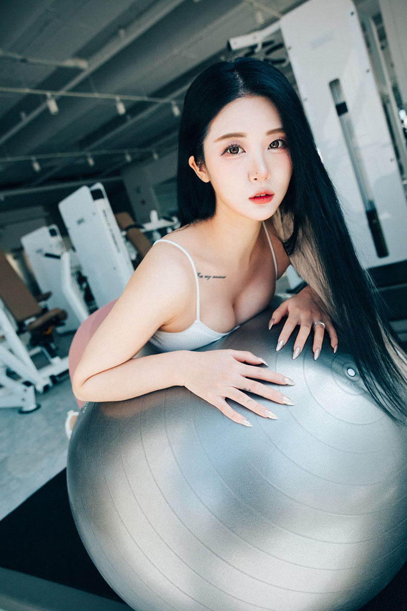 Ảnh gái dâm BOMI - GIRL CRUSH tập gym lộ khe lồn