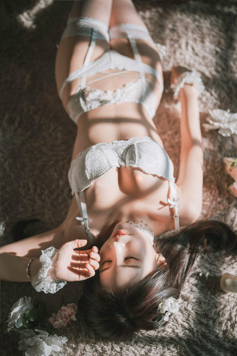 Ảnh Sex gái dâm DJAWA Zzyuri mặc đồ lót trắng và Tất lưới | Alluring White