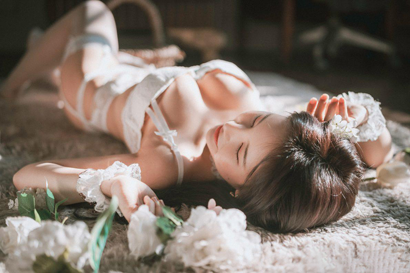 Ảnh Sex gái dâm DJAWA Zzyuri mặc đồ lót trắng và Tất lưới | Alluring White