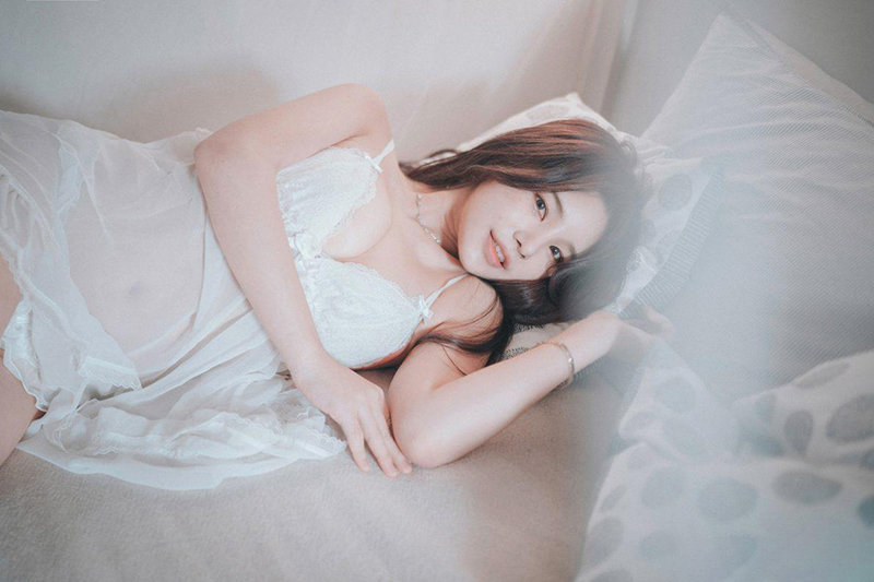 Ảnh Sex gái dâm DJAWA Zzyuri mặc đồ lót trắng và Tất lưới | Alluring White