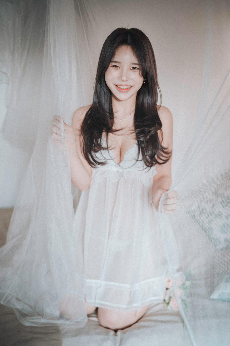Ảnh Sex gái dâm DJAWA Zzyuri mặc đồ lót trắng và Tất lưới | Alluring White