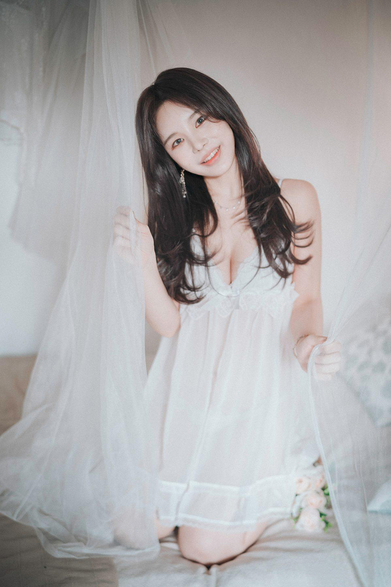 Ảnh Sex gái dâm DJAWA Zzyuri mặc đồ lót trắng và Tất lưới | Alluring White