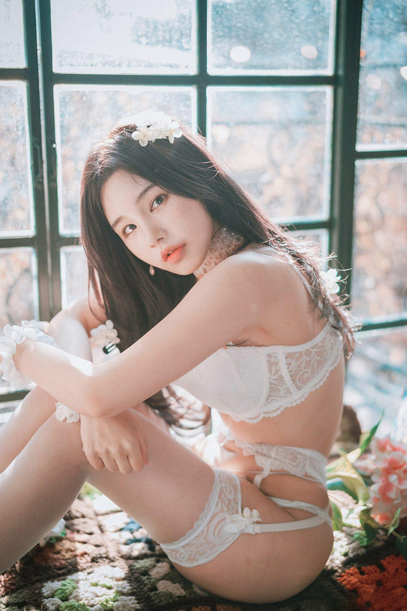 Ảnh Sex gái dâm DJAWA Zzyuri mặc đồ lót trắng và Tất lưới | Alluring White
