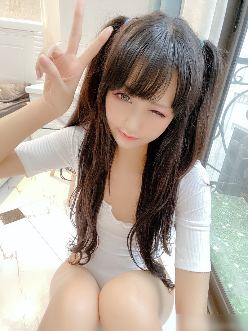 Gái Dâm mặc Bodysuit màu trắng Bó sát lồn
