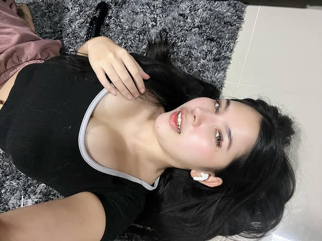 Ảnh gái dâm Vú to Instagram Dow Wang