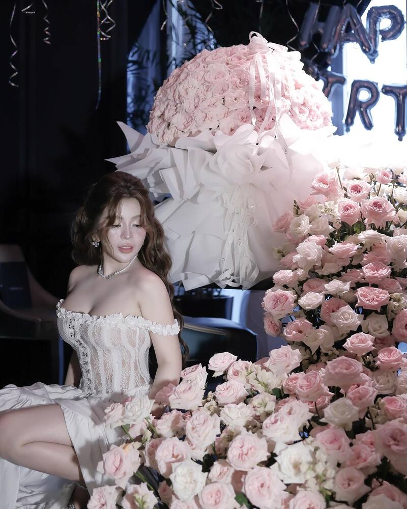 Ảnh gái Vú to Instagram Hồ Kim Liên