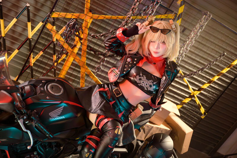 Umeko J Cosplay Burnice White Zenless Zone Zero không che Part1