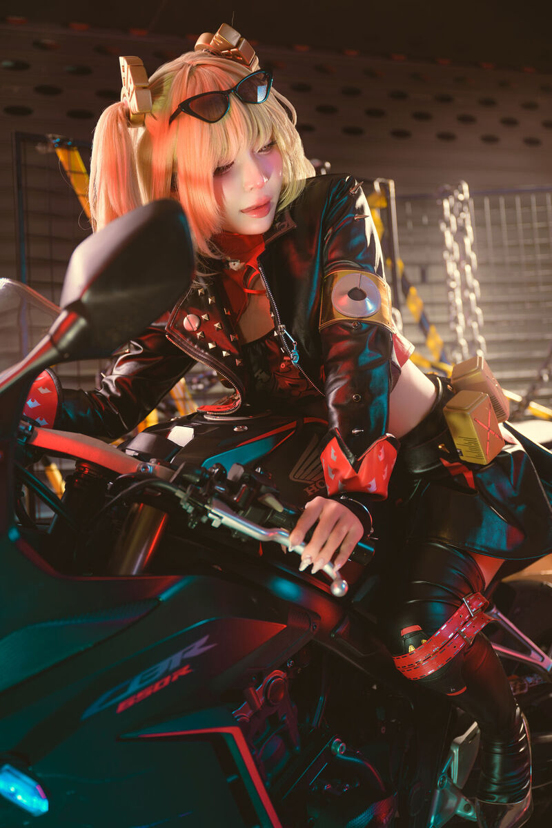 Umeko J Cosplay Burnice White Zenless Zone Zero không che Part1