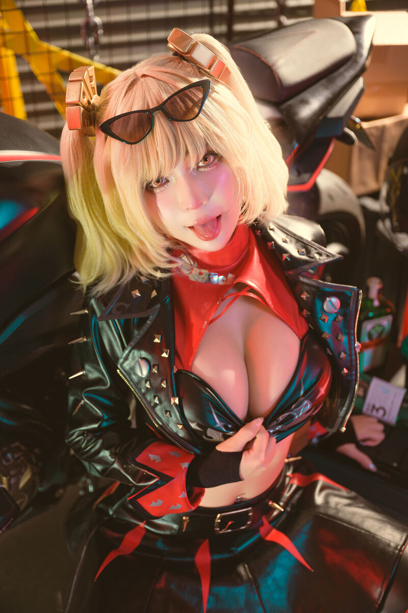 Umeko J Cosplay Burnice White Zenless Zone Zero không che Part1