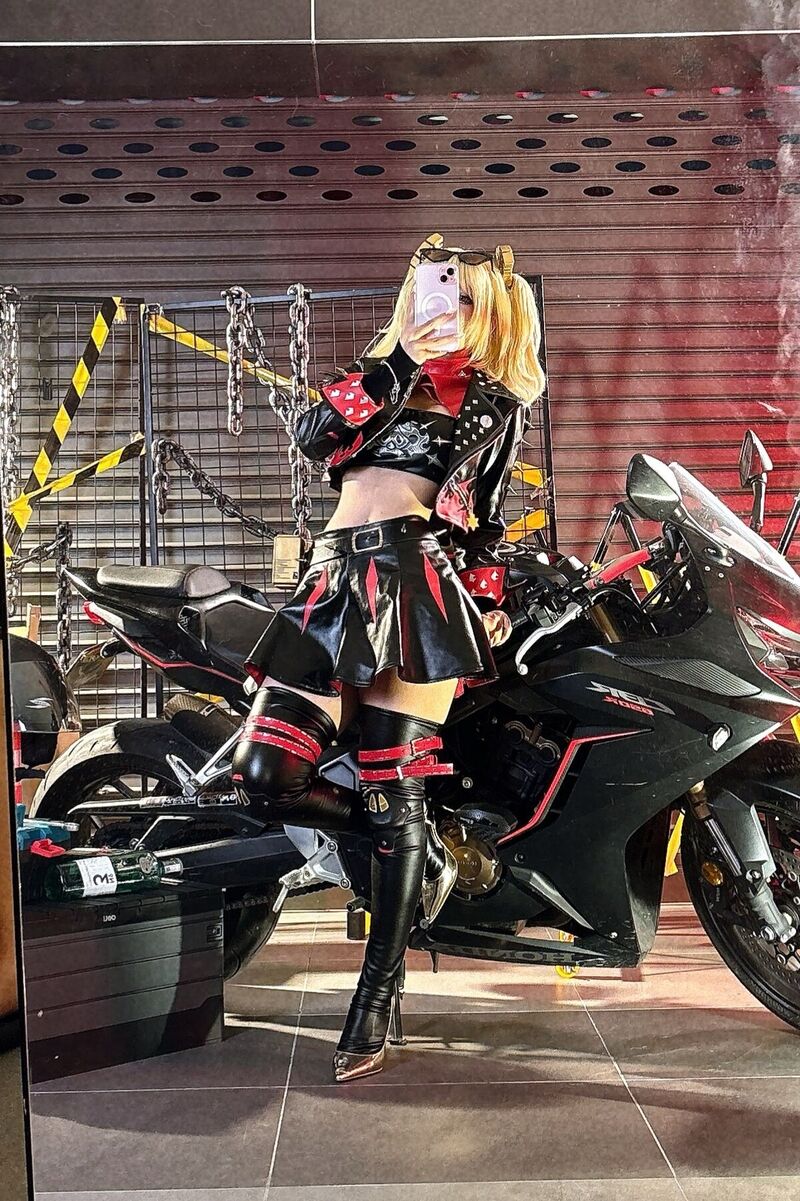 Umeko J Cosplay Burnice White Zenless Zone Zero không che Part2