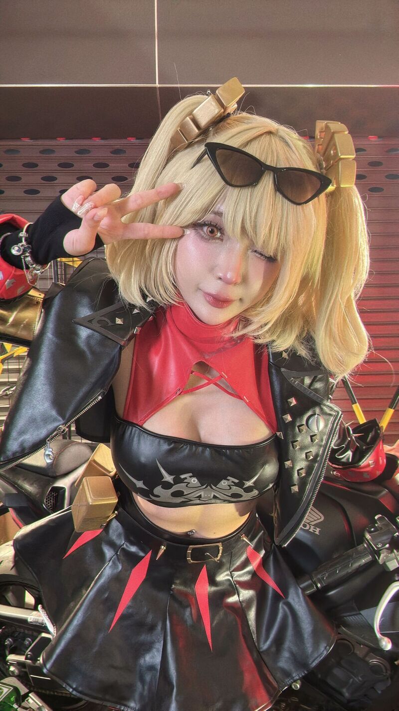 Umeko J Cosplay Burnice White Zenless Zone Zero không che Part2