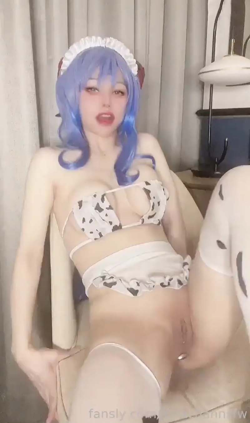 Rikachan Cosplay Ganyu thủ dâm với dương vật giả