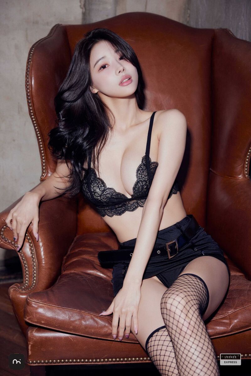 YeonYu cosplay Police đi tất lưới với cặp ngực căng mọng